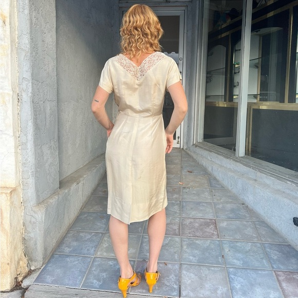 ✨ 1940s Silk V-Neck Shift Dress w/ Beaded Lace Trim - Picture 8 of 13